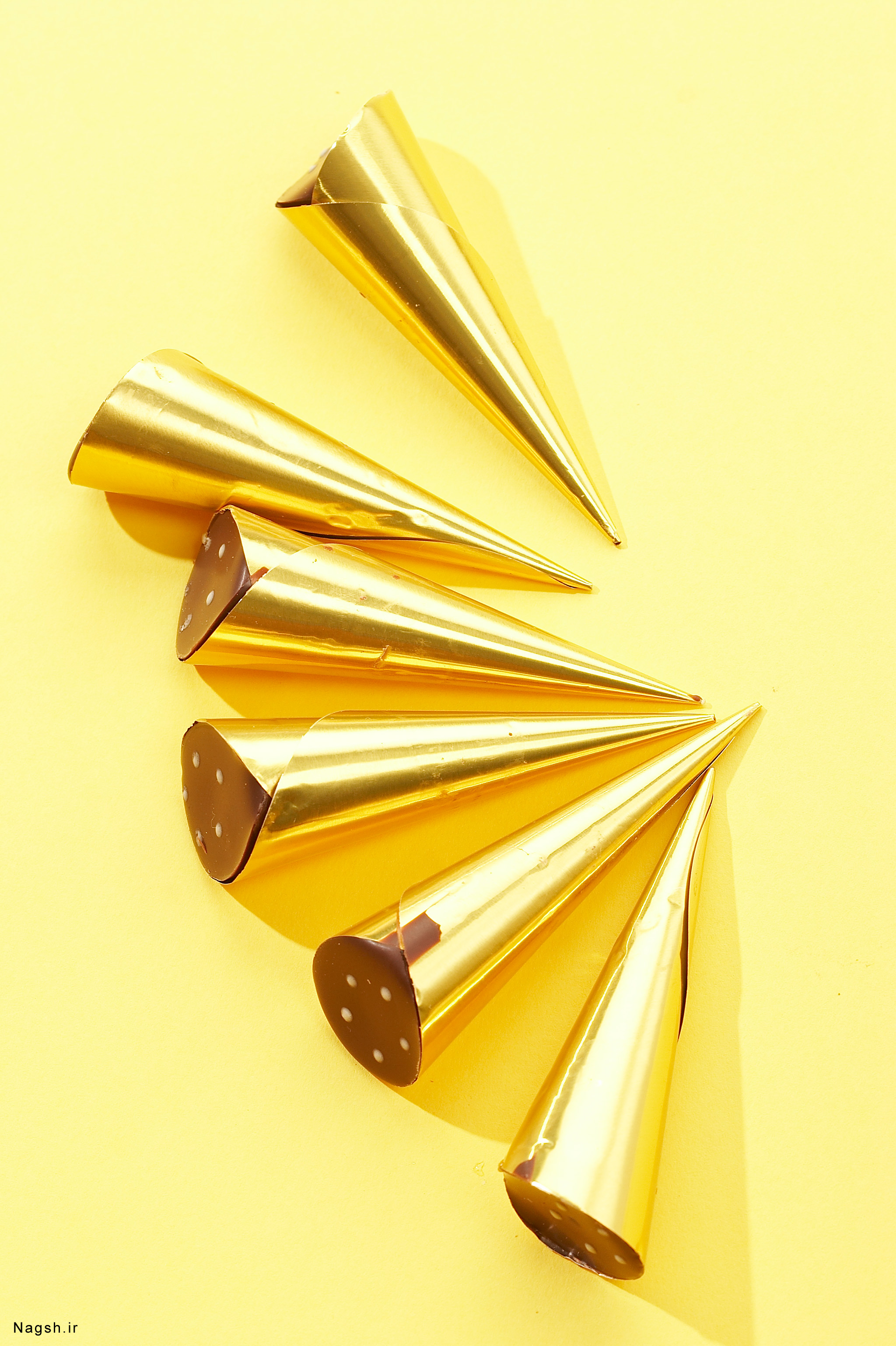 شکلات های قیفی با جلد طلایی